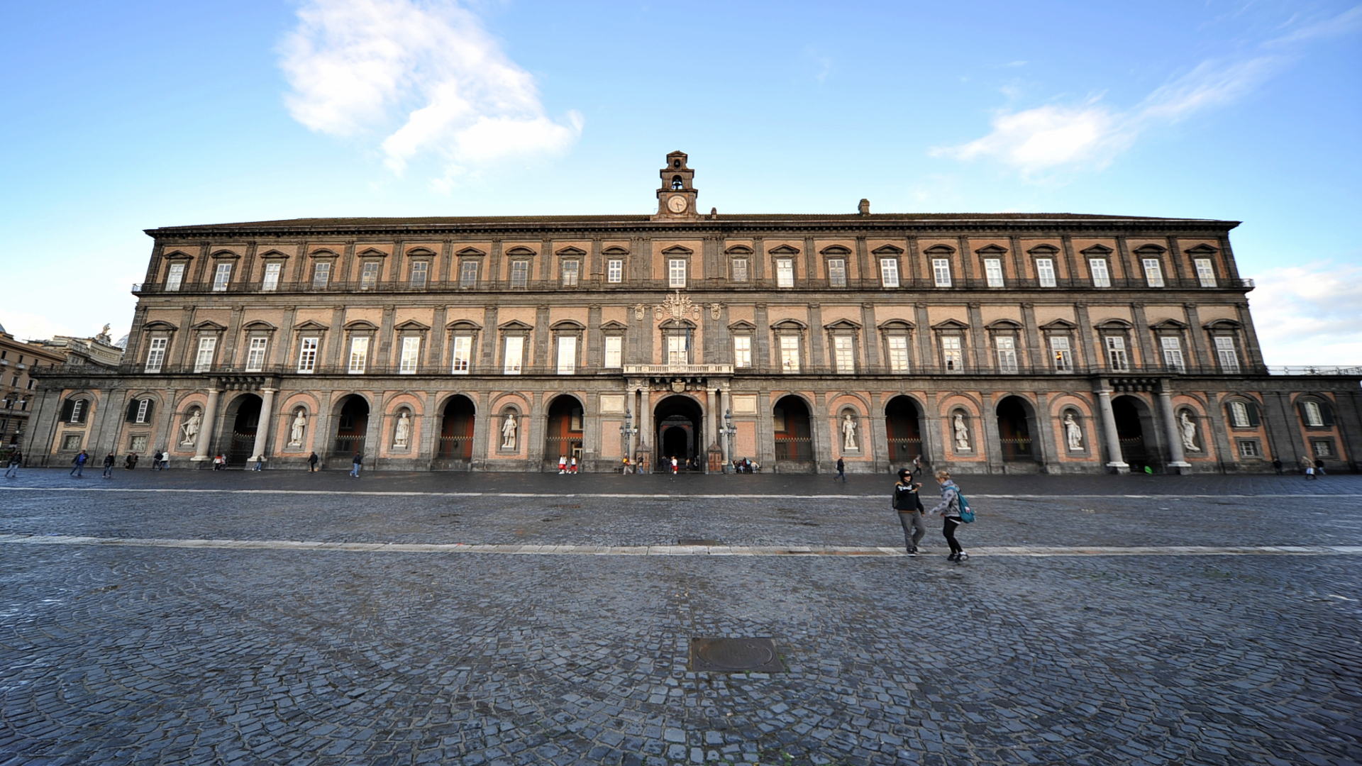 Zdjęcie przedstawia pałac królewski w Neapolu.