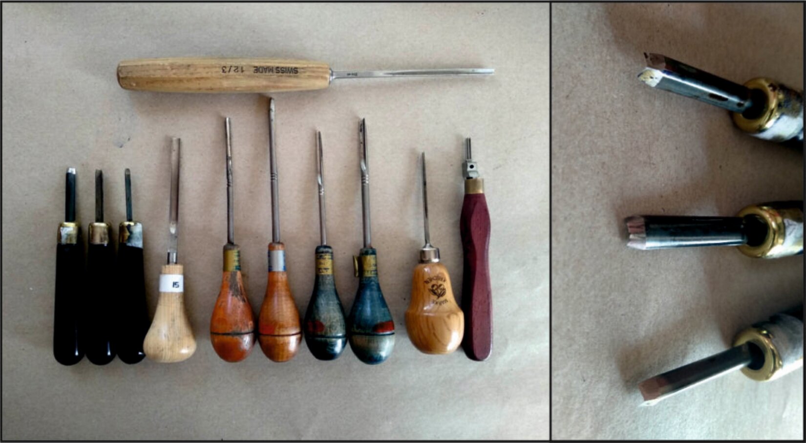 Fotografia składająca się z dwóch części przedstawia widok na rylce do linorytu. Narzędzia kształtem przypominają wkrętaki – mają drewnianą rękojeść w kształcie gruszki oraz metalowy grot – w kształtach liter U i V. Na zdjęciu po lewej znajduje się łącznie jedenaście rylców, różniących się długością grota, wielkością oraz kształtem i kolorem trzonów. Jedno z narzędzi ułożono nad pozostałymi, w pozycji horyzontalnej. Ma ono najdłuższy trzon oraz grot. Wyróżnia się także narzędzie z prawej strony – długa, fioletowa rękojeść z krótkim grotem. W części fotografii po prawej stronie zostały przedstawione na zbliżeniu groty trzech narzędzi ułożonych przy lewej krawędzi lewej części fotografii. Są one zakrzywione, o cienkiej końcówce. 