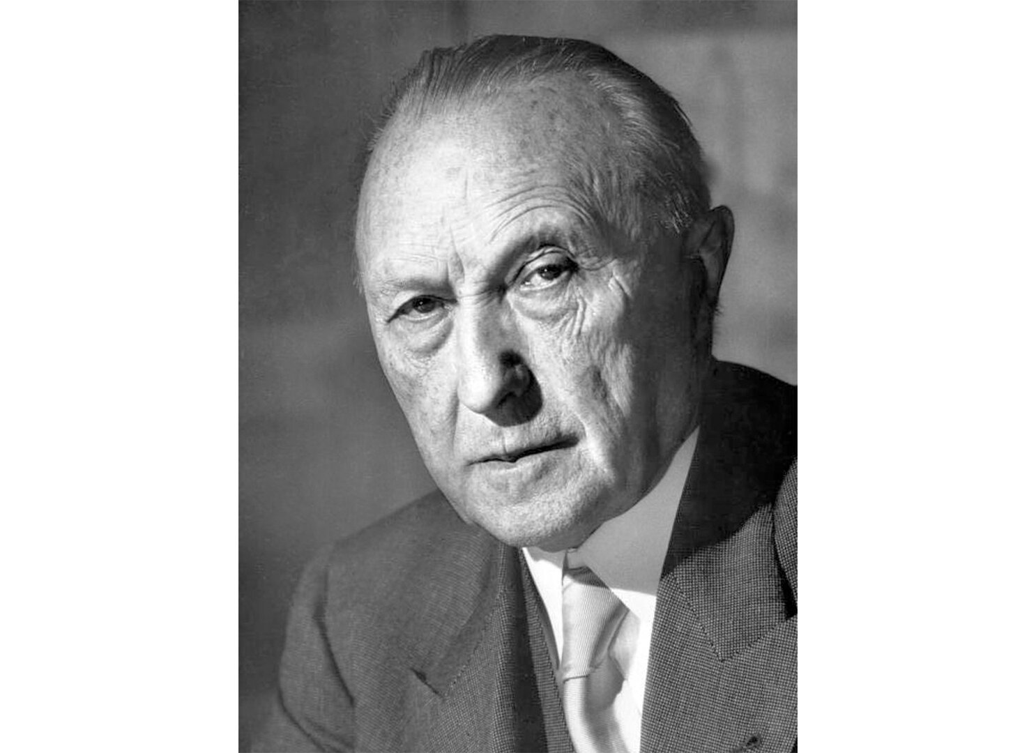 Fotografia czarno-biała przedstawiająca portret Konrada Adenauera.