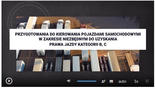 Zrzut ekranu przedstawia przykładowy ekran sekwencji filmowych. Na środku ekranu znajduje się tytuł filmu. W tle widoczne jest zdjęcie odpowiednie do tematu filmu.