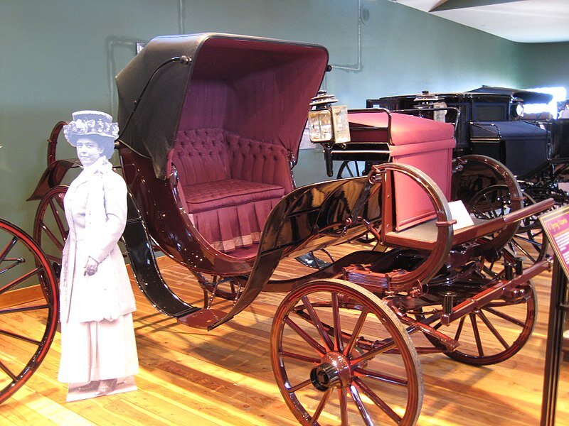 Zdjęcie przedstawia powóz typu "Victoria" w muzeum w Raymond, Waszyngton.
Szczegółowy opis uzupełniający zdjęcie znajduje się w treści definicji.