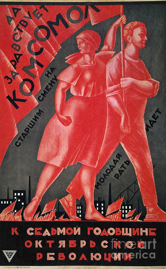 Plakat przedstawia kobietę i mężczyznę. Oboje są w strojach robotniczych. Mężczyzna niesie czerwony sztandar. W tle widoczne są maszerujące z czerwonymi flagami tłumy ludzi.