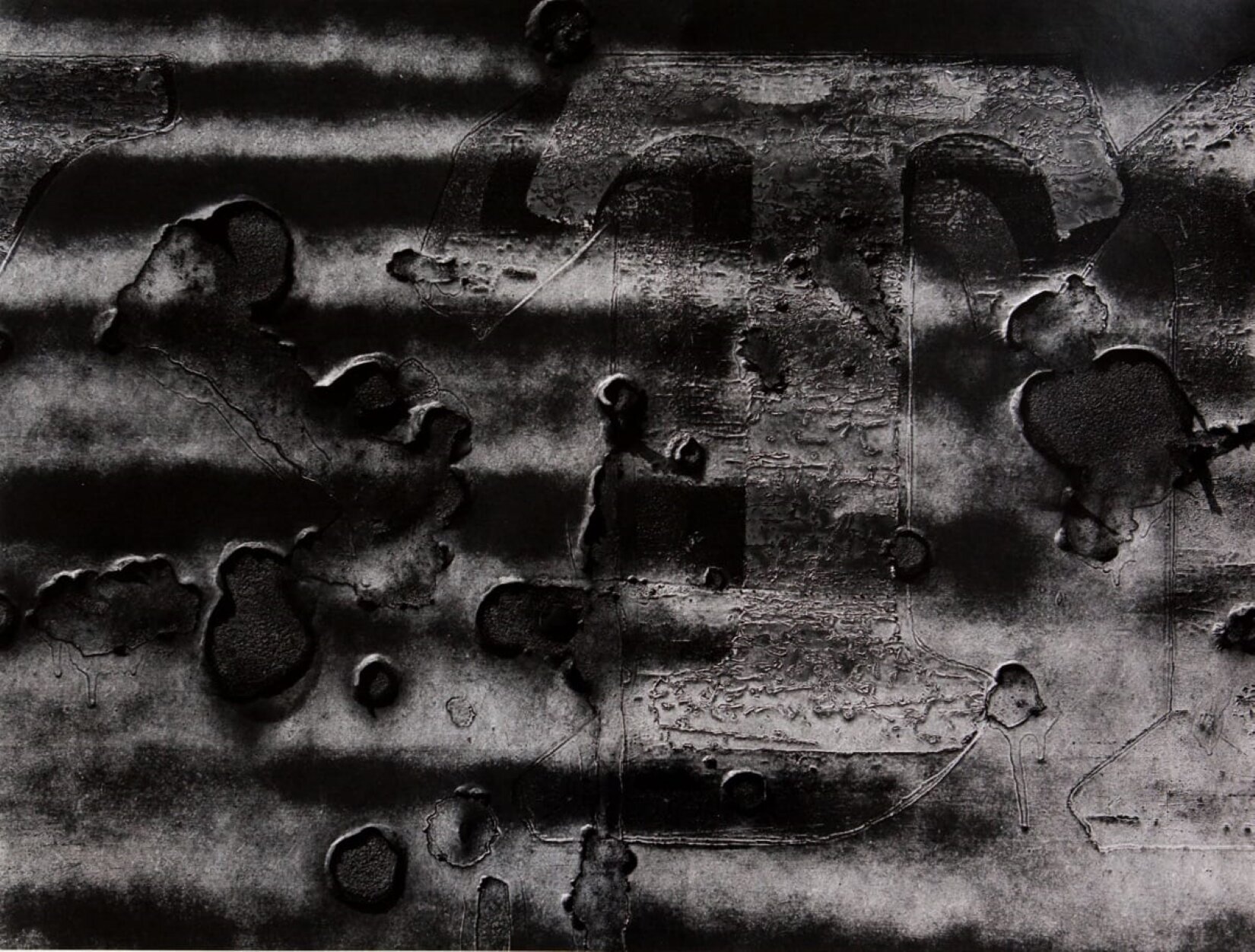 Praca Aarona Siskinda pod tytułem „Chicago” przedstawia fotografię wykonaną w stylu abstrakcyjnym. Autor uwiecznił na zdjęciu literę T, która znajduje się w prawej części pracy. Wokół litery są szare plamy z czarnymi obwódkami. Praca jest czarnobiała.