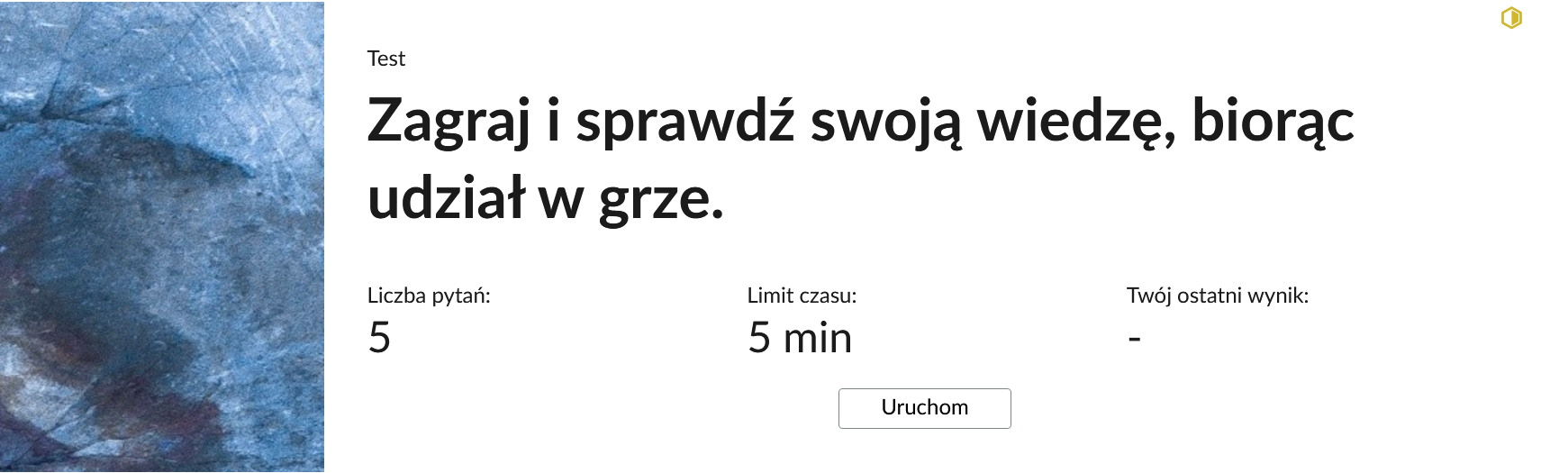 Grafika przedstawia przykładowy wygląd panelu testu. Składa się on z nagłówka "Zagraj i sprawdź swoją wiedzę biorąc udział w grze", informacji o liczbie pytań, czasie, w którym należy rozwiązać test, oraz o ostatnim uzyskanym wyniku. Poniżej widać przycisk "Uruchom".