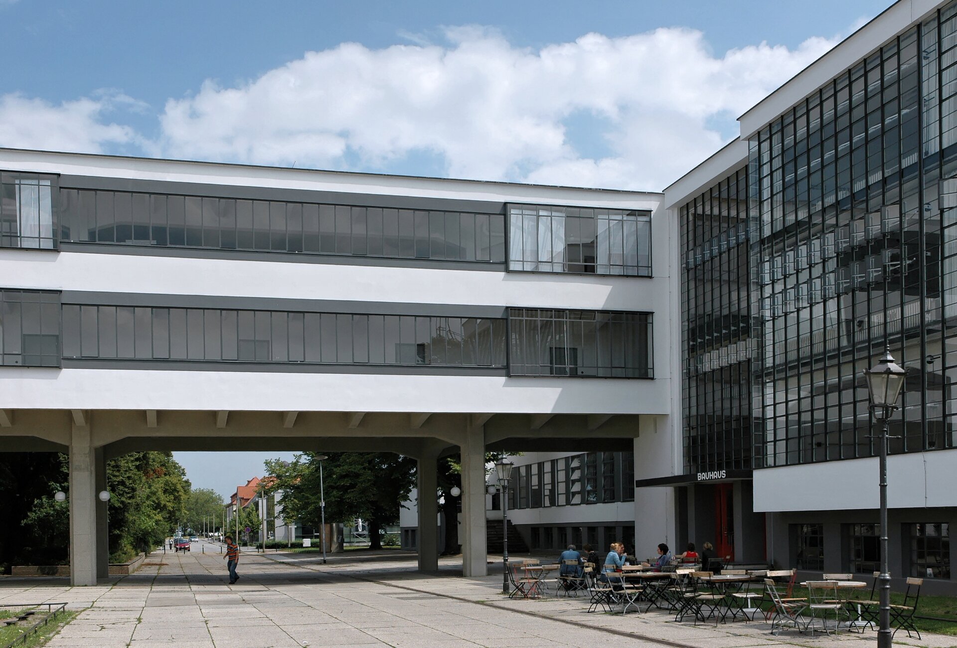 Modernistyczny budynek w Dessau Źródło: Modernistyczny budynek w Dessau, Fotografia, licencja: CC BY-SA 3.0.