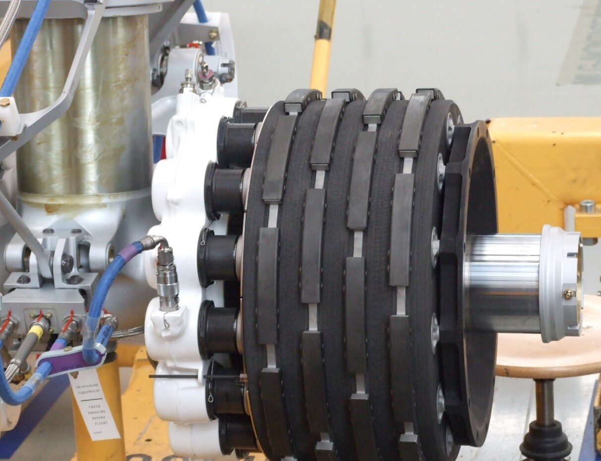 Zdjęcie przedstawia hamulec wielotarczowy samolotu. Najważniejsza część hamulca to pięć tarczy przełożonych czterema kolejnymi. Naprzemiennie są to tarcze nieruchome, zamocowane na stałe do osi, oraz tarcze ruchome, zdolne do obracania się.