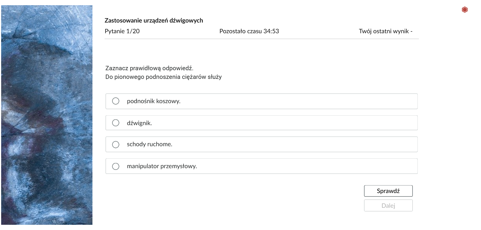 Grafika przedstawia przykładowe zadanie testowe. Ponad poleceniem widać numer pytania, czas, który pozostał na wypełnianie testu, oraz ostatni uzyskany wynik. Pod poleceniem znajdują się możliwe odpowiedzi. W prawym dolnym rogu panelu z zadaniem znajdują się dwa przyciski. Są to "Sprawdź" oraz "Dalej".