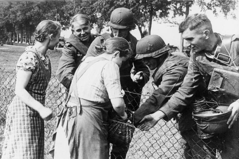 Mniejszość niemiecka z radością witała wkraczające do Polski oddziały Wehrmachtu Mniejszość niemiecka z radością witała wkraczające do Polski oddziały Wehrmachtu Źródło: licencja: CC BY-SA 3.0.