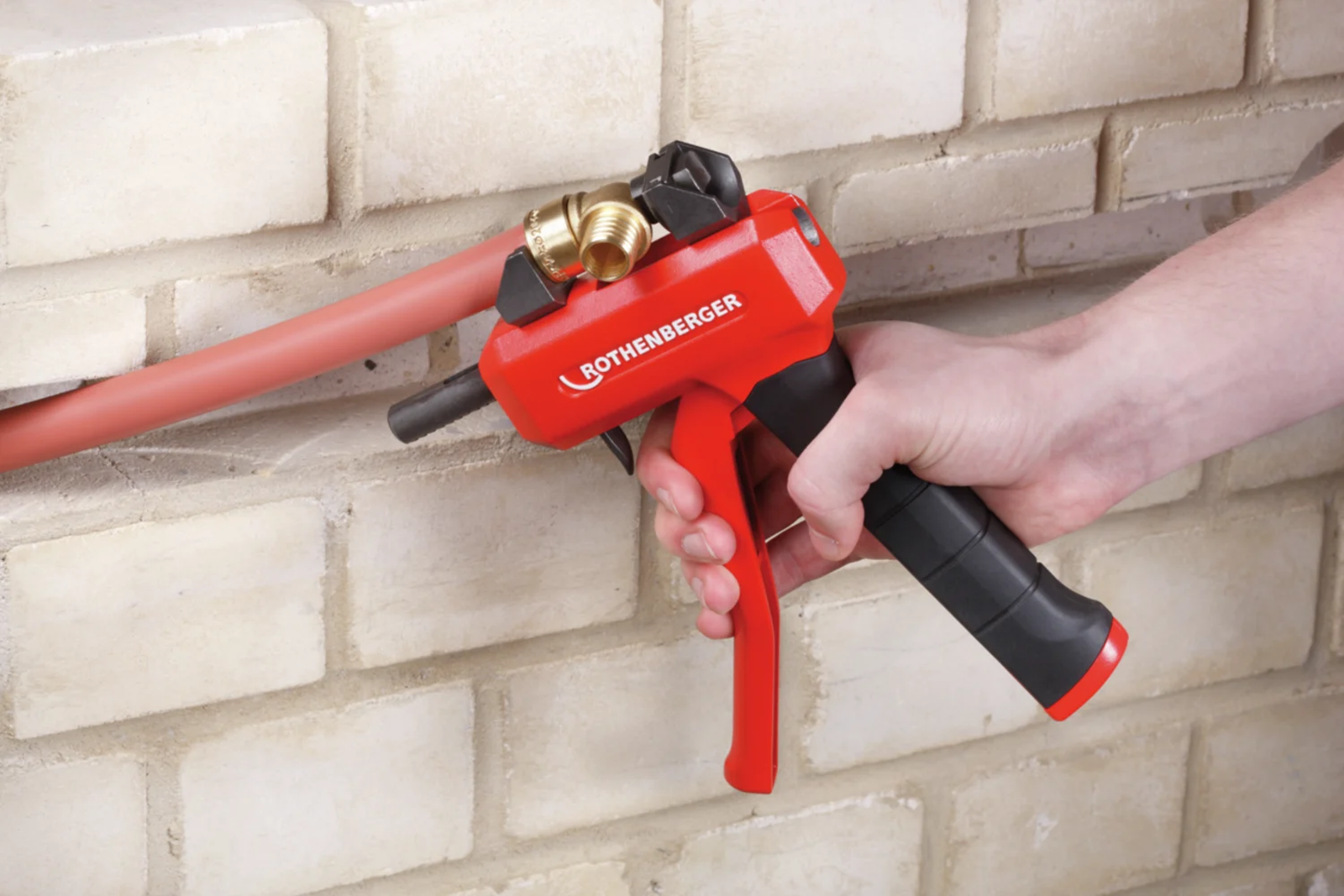 Na zdjęciu przedstawiono narzędzie ręczne służące do cięcia rur. Składa się z dwóch rękojeści połączonych ze sobą mechanizmem dźwigniowym. Rękojeści wykonane są z wytrzymałego tworzywa, natomiast ostrza z hartowanej stali, co zapewnia ich trwałość i skuteczność w cięciu.