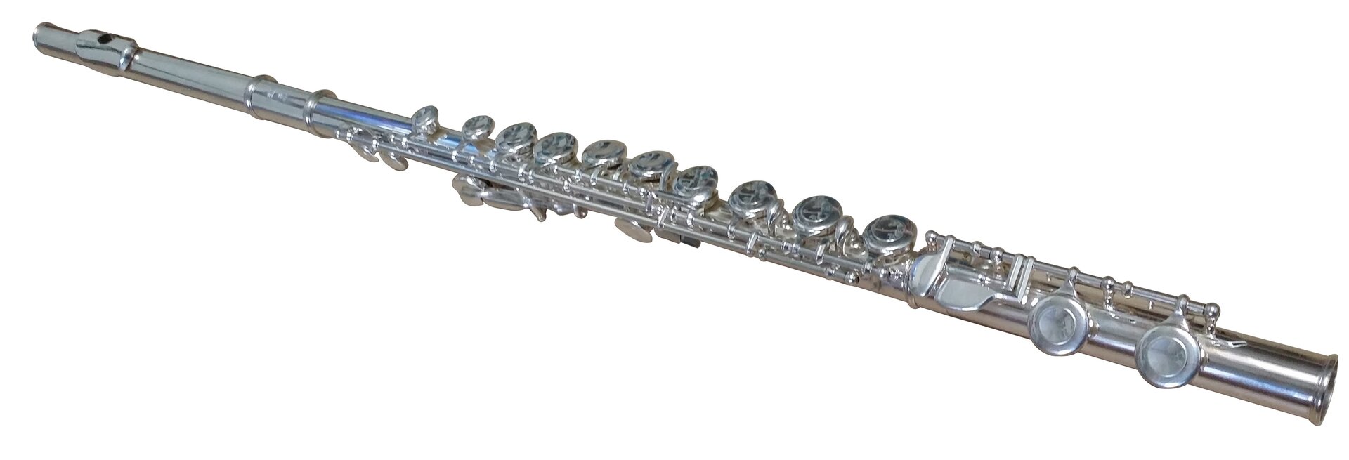 Zdjęcie przedstawia flet poprzeczny. To podłużny srebrny instrument z wieloma przyciskami. Z jednej strony posiada część, w którą się dmucha.