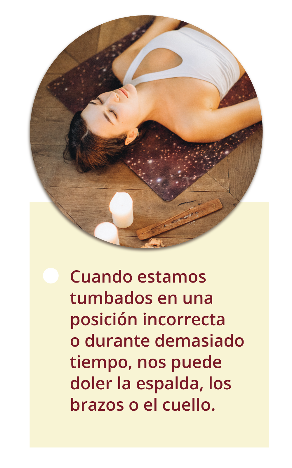 Na grafice znajduje się kobieta leżąca na macie. Obok świeczki i kadzidełka. Podpis:  Cuando estamos tumbados en una posición incorrecta o durante demasiado tiempo, nos puede doler la espalda, los brazos o el cuello.