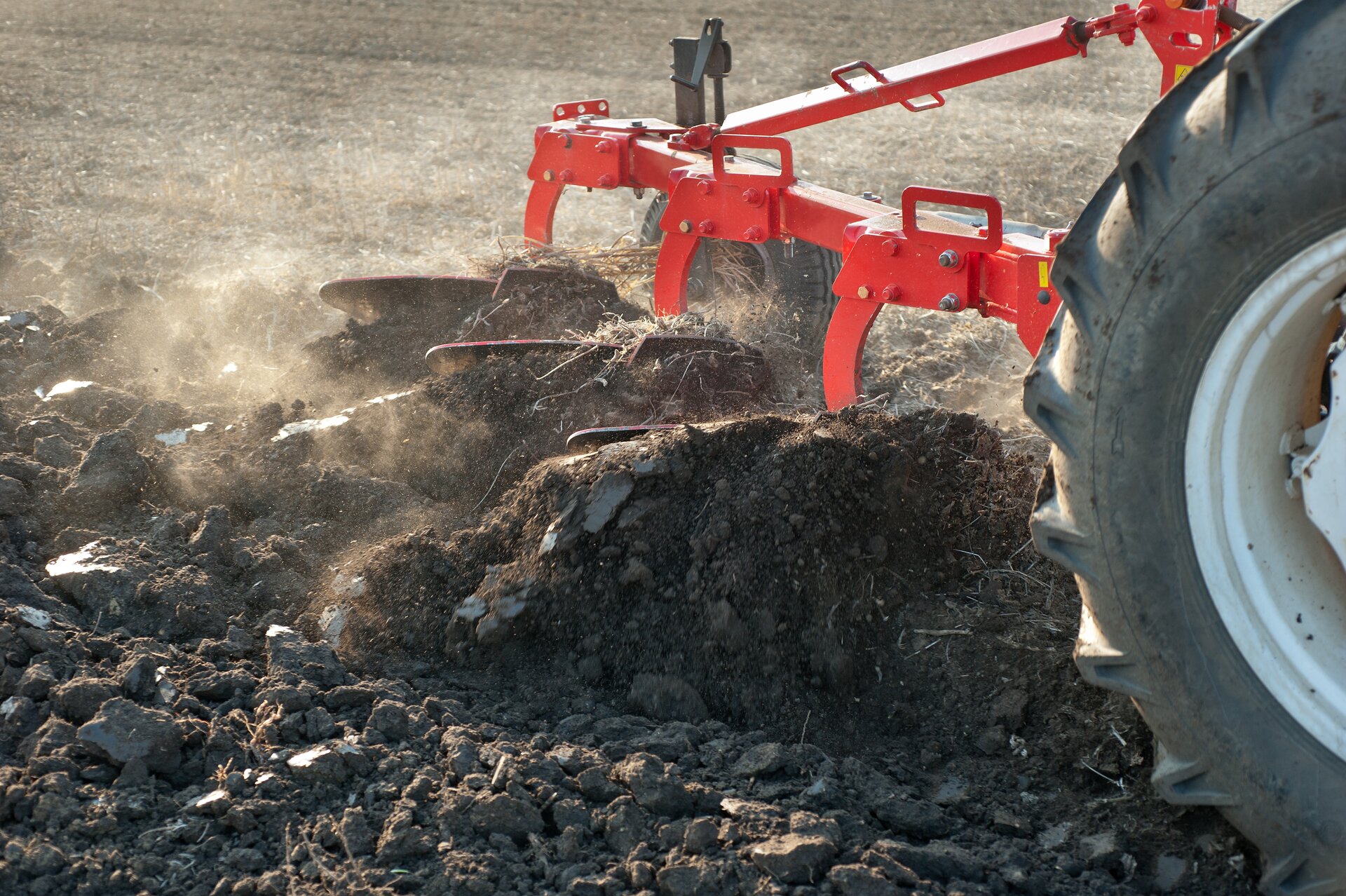 Zdjęcie pługa wykonującego orkę.
Nagranie tożsame z treścią opisu.