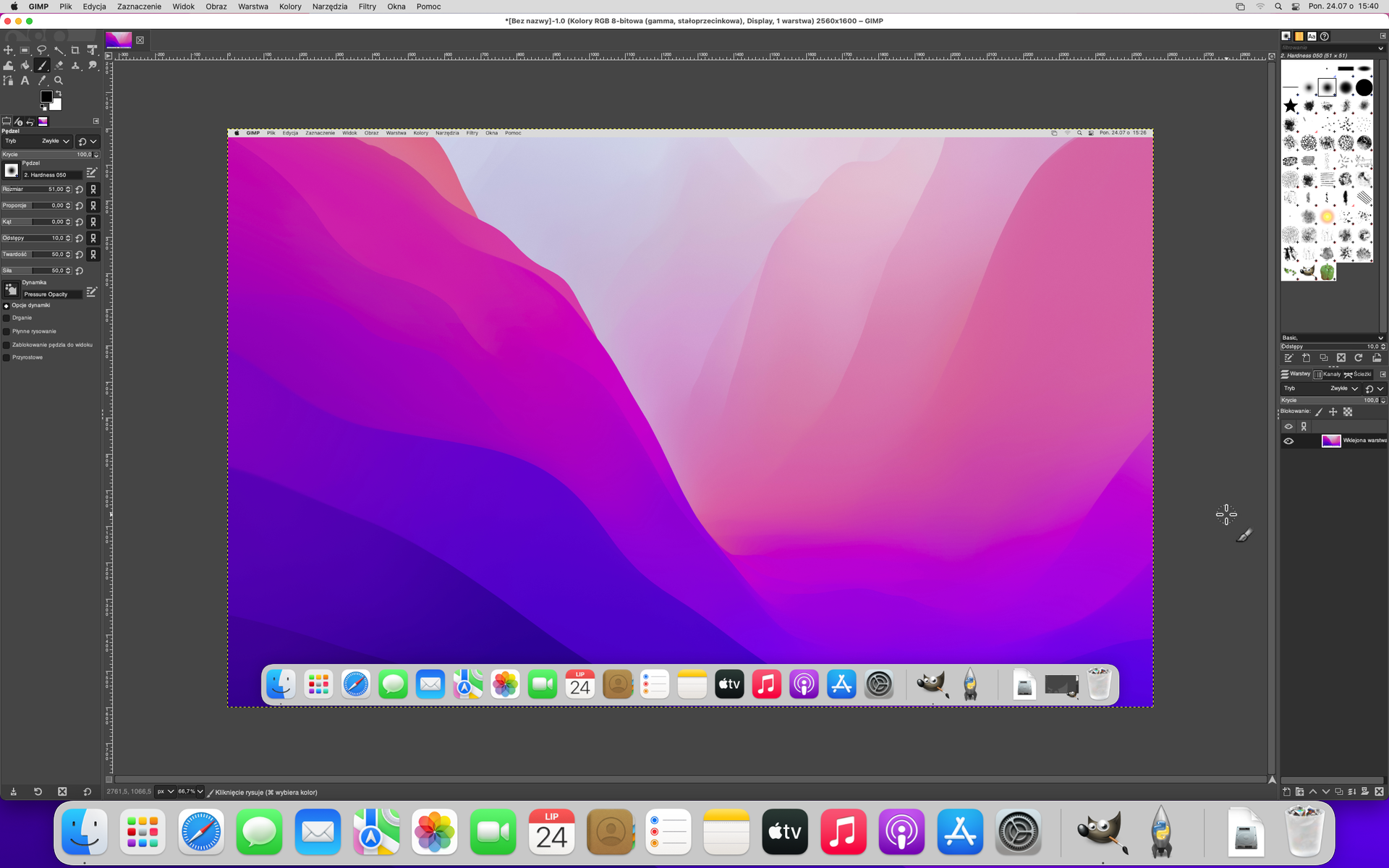Ilustracja przedstawia okno programu edytora obrazów GIMP. Do programu został wklejony zrzut ekranu pulpitu MacOS w wersji 13 Catalina. Wklejony zrzut obrysowany jest linią przerywaną.