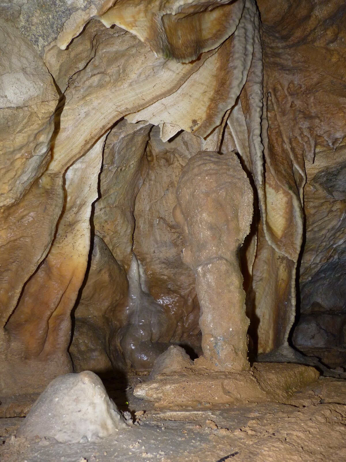 Zdjęcie przedstawiające stalagnat. Struktura ta powstała po połączeniu stalaktytu ze stalagmitem. Jest zjawiskiem krasowym, charakterystycznym dla jaskiń bogatych w węglan wapnia, stalagnaty przypominają kolumny. 
