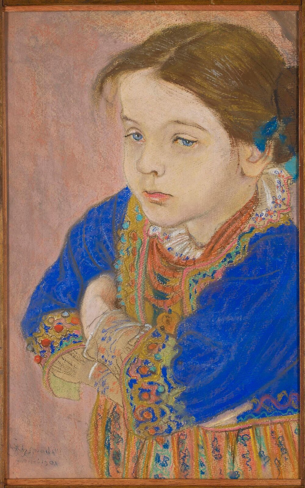 Ilustracja przedstawia dziewczynkę ukazaną od piersi w górę. Postać pokazuje lewy półprofil. Ma okrągłą twarz i gładkie czoło. Brwi dziewczynki są ciemne, cienkie. Oczy są lekko przysłonięte powiekami. Dziecko ma zadarty, mały nos i lekko skrzywione usta. Długie włosy dziewczynki są zaczesane równo na obie strony i upięte nad uszami. Ręce zakłada na piersi. Ubrana jest w ozdobną bluzkę. Na szyi ma potrójny sznur korali.