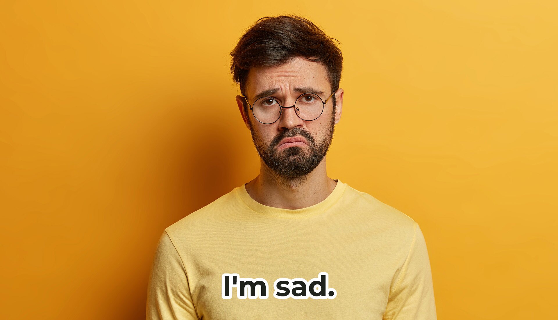 Zdjęcie przedstawia mężczyznę, którego twarz jest smutna. I'm sad. 