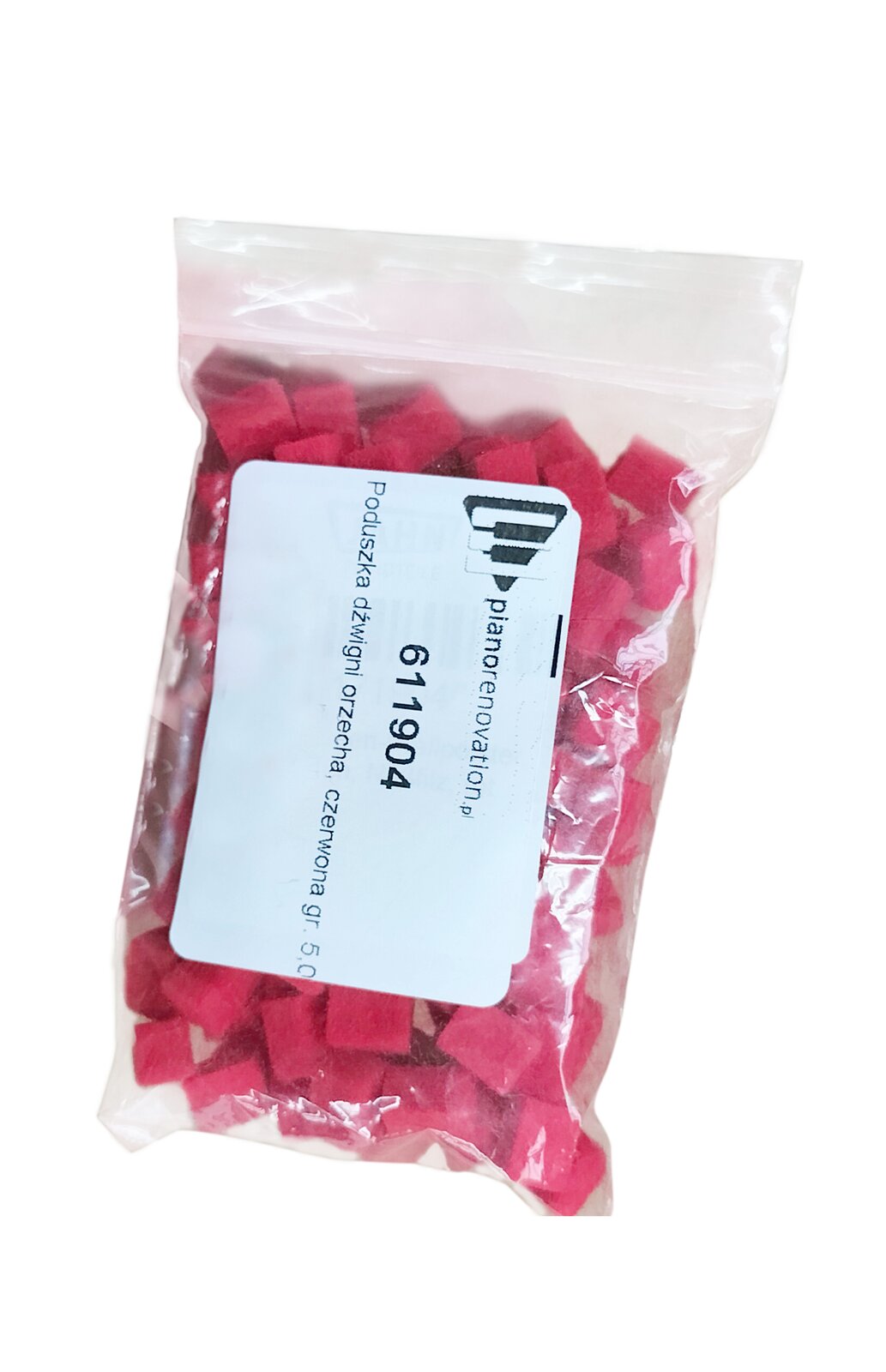 Zdjęcie przedstawia prostokątne podkładki stosowane do poduszek w dźwigniach orzechów, wykonane z filcu bitego w kolorze czerwonym, w przeźroczystym foliowym opakowaniu z białą etykietą z czarnymi napisami.