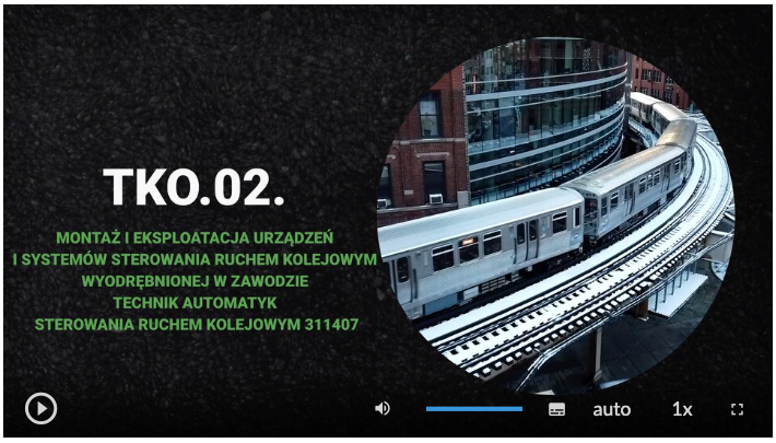 Zrzut ekranu przedstawia planszę tytułową filmu instruktażowego, na której widoczny jest tytuł Te ka o kropka zero dwa kropka, montaż i eksploatacja urządzeń i systemów sterowania ruchem kolejowym wyodrębnionej w zawodzie technik automatyk sterowania ruchem kolejowym, trzy jeden jeden cztery zero siedem. Obok pokazany jest jadący po torach pociąg. W dolnej części ekranu znajdują się przyciski. Od lewej. Przycisk odtwórz, wstrzymaj. Następnie przycisk włączania i wyłączania dźwięku, pasek głośności, ścieżka alternatywna z audiodeskrypcją, napisy, jakość odtwarzania, prędkość odtwarzania, tryb pełnoekranowy.