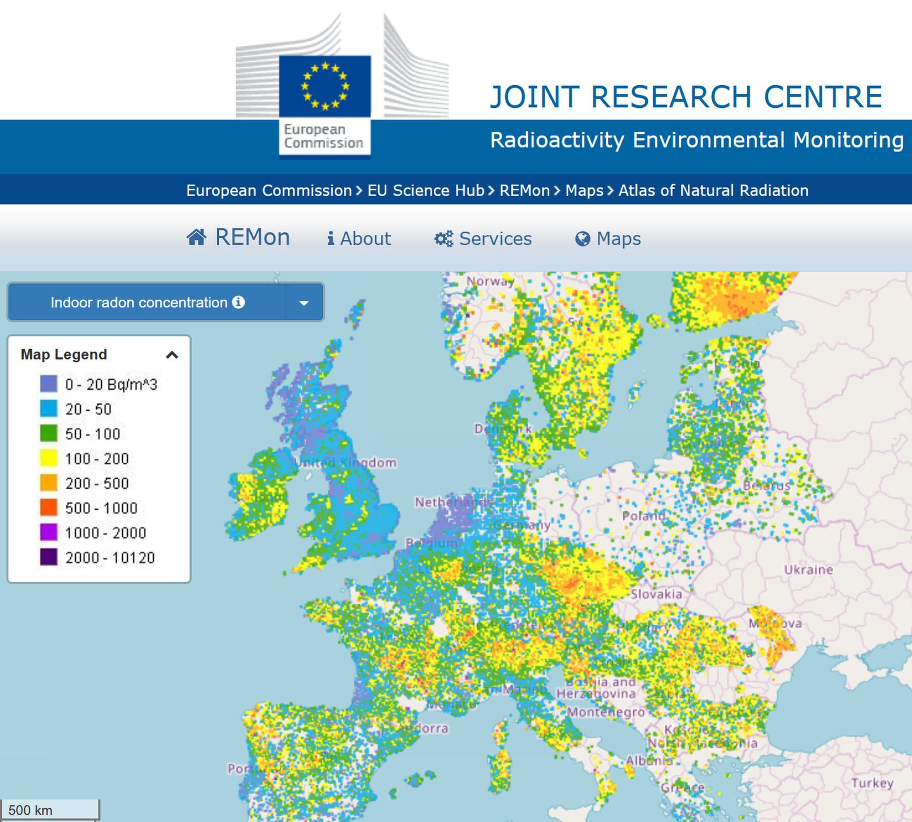 Rys. 2. Ilustracja przedstawia mapę Europy zawierającą informację na temat koncentracji radonu w europejskich domach, wyrażoną w bekerelach na metr sześcienny. Mapa pokazuje w kolorach, że największa koncentracja radonu występuje w północno‑zachodniej części Wielkiej Brytanii oraz w północnej części Niemiec (od około 20 do 100 bekereli na metr sześcienny). Na Półwyspie Iberyjskim, we Francji oraz w zachodniej części Europy obserwowane jest średnie stężenie radonu – od około 50 do 200 bekereli na metr sześcienny (miejscami do 500 bekereli na metr sześcienny). Najmniejsze stężenie radonu w europejskich domach obserwowane jest w Europie Środkowej i Wschodniej, w tym również w Polsce (praktycznie od zera do 20 bekereli na metr sześcienny).