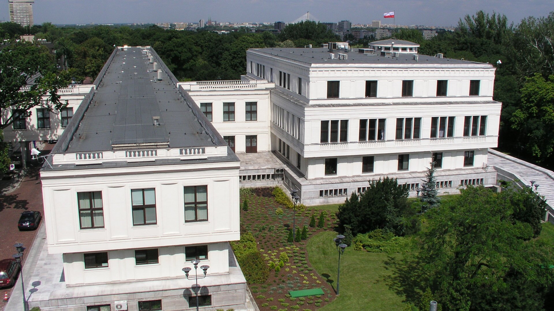 Fotografia przedstawiająca budynek Senatu Rzeczypospolitej Polskiej od strony ogrodu