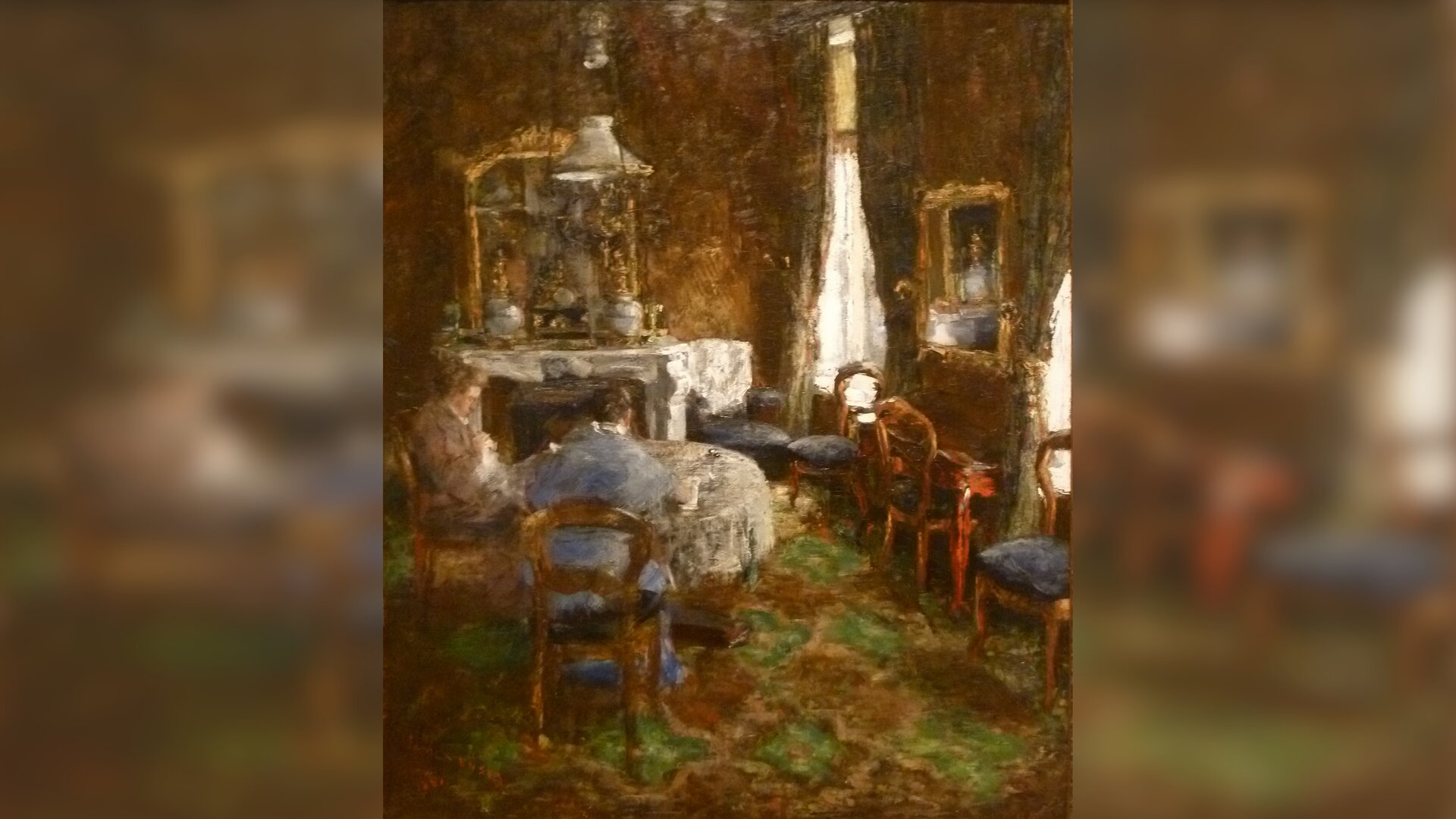 Na obrazie salon. Przy stole siedzą dwie osoby. Za stołem stoi kominek. Po prawej są okna, pod którymi stoją krzesła.