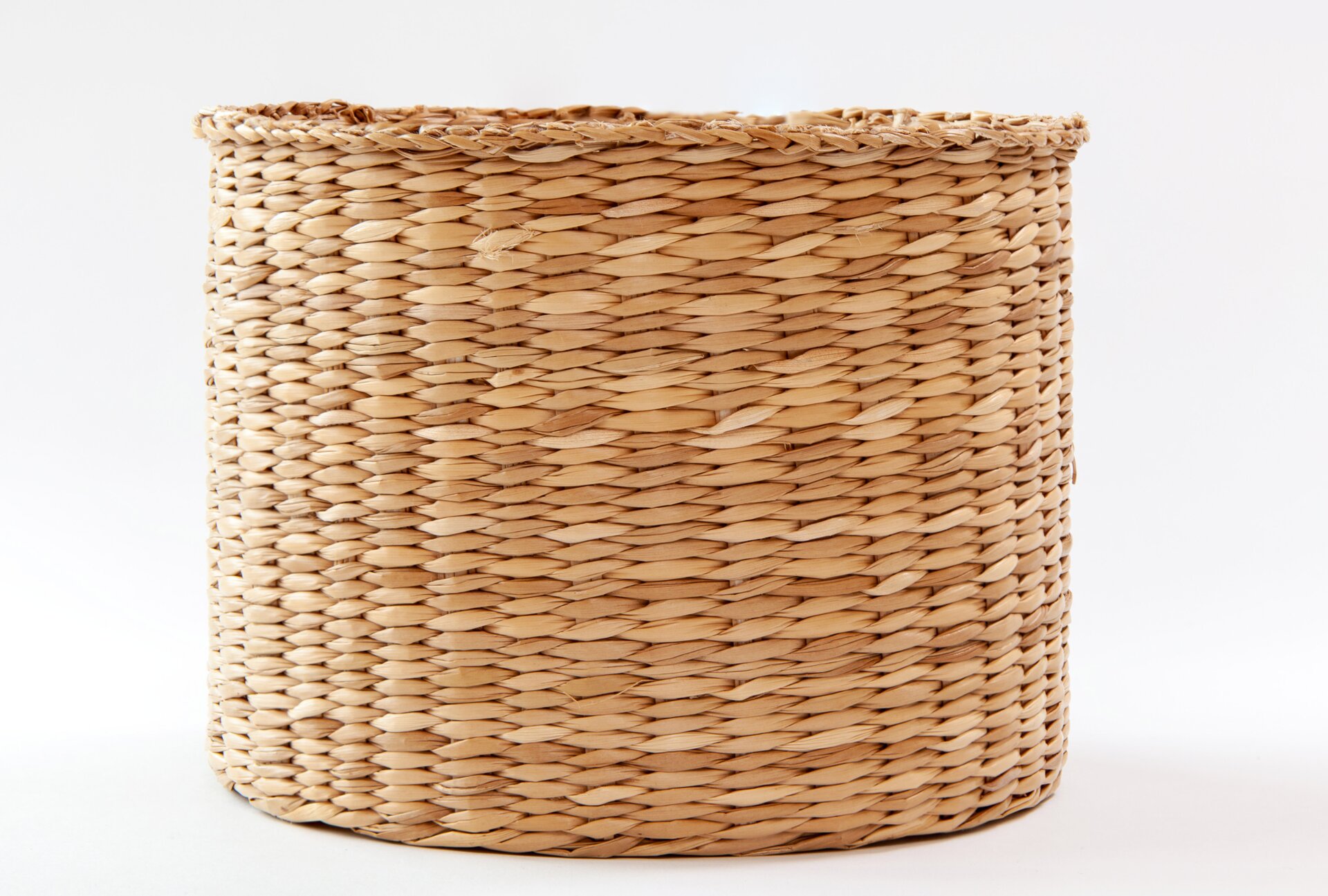 Zdjęcie kosza w jasnym kolorze z okrągłym dnem.