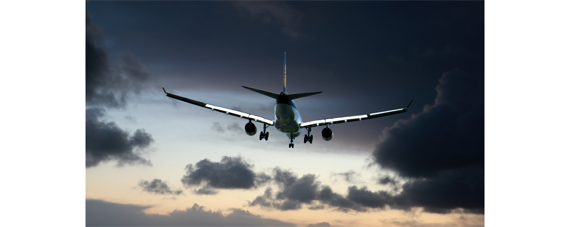 Zdjęcie przedstawia z tyłu samolot pasażerski, który wzbił się do lotu.