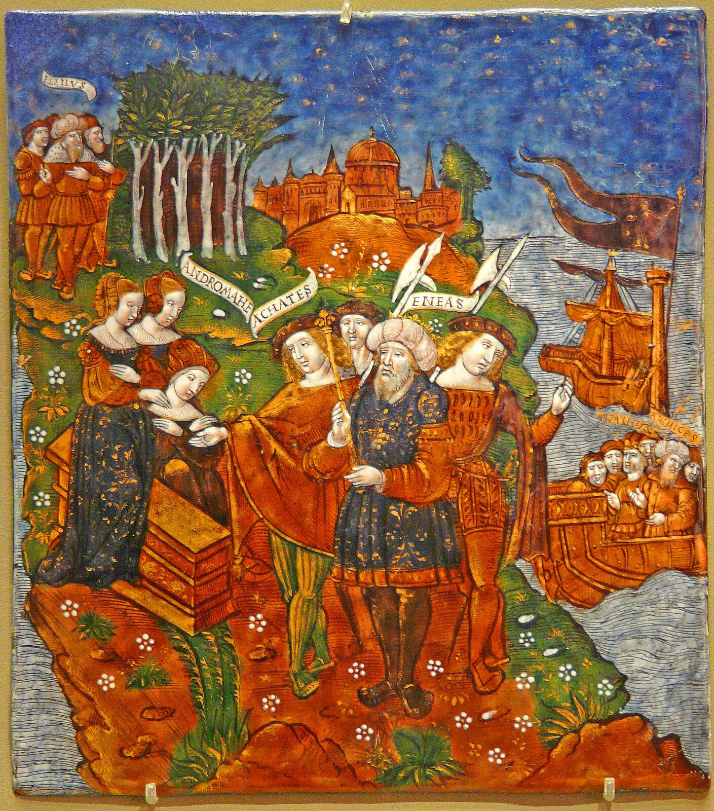 Ilustracja przedstawia „Eneasza przybywającego do Epiru witanego przez Helenusa i Andromachę”. Na środku obrazka jest mężczyzna z siwą brodą w niebieskiej szacie z pomarańczowymi zdobieniami pomarańczowymi rękawami. Na głowie ma ozdobne, białe nakrycie. W rękach trzyma złoty, pionowy przedmiot. Za nim jątrzy postacie w pomarańczowych strojach i pomarańczowych czapkach. Po lewej stronie stoją trzy kobiety w ciemnych, długich sukniach. Wszystkie mają pomarańczowe włosy. Pomiędzy nimi stoi pomarańczowa skrzynia. W lewym górnym rogu jest kilka drzew oraz trzech mężczyzn w pomarańczowych strojach. Wszystkie te postacie stoją na pomarańczowo- zielonym lądzie, w tle którego jest pomarańczowy zamek z kopułą i wieżami. Z prawej strony lądu jest akwen wodny i dwa pomarańczowe statki. Na jednym z nich jest sześć postaci. Wszystkie ubrane są na pomarańczowo z pomarańczowymi nakryciami głowy. W tle obrazka jest niebieskie niebo z gwiazdami.