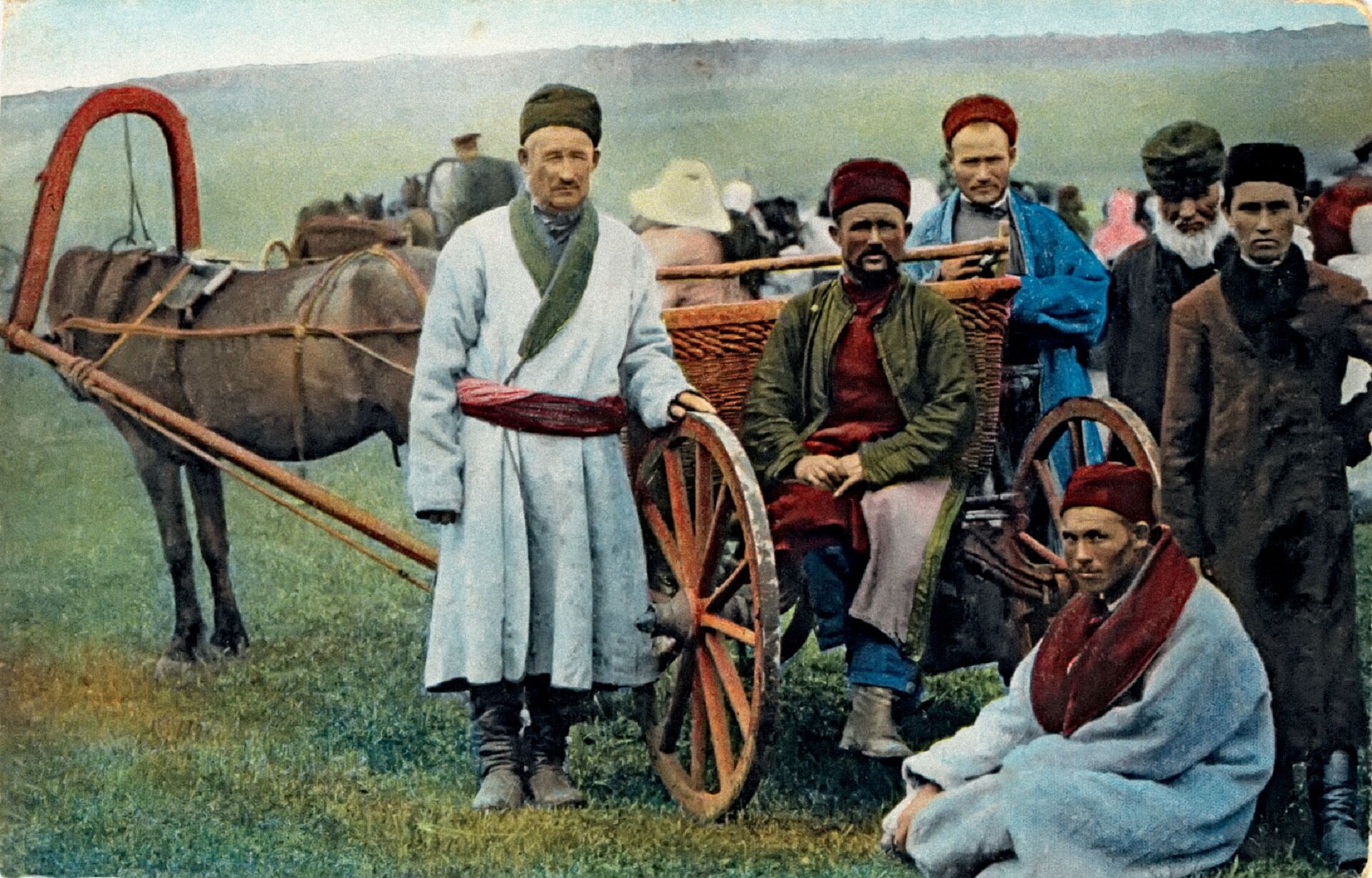 Ilustracja przedstawia Tatarów z Kresów Wschodnich. Pięciu mężczyzn stoi przy wozie, jeden z nich siedzi na wozie. Wszyscy ubrani są w tradycyjne stroje ludowe. Mają długie, grube kaftany, które są przepasane w pasie grubymi paskami. Na głowach mają czapki z baraniego futra.