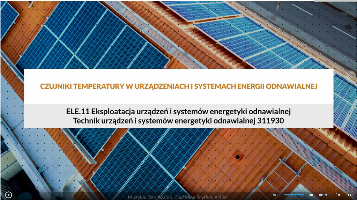 Ilustracja przedstawia ekran startowy filmu. Na środku ekranu znajduje się prostokątna plansza z tytułem filmu: czujniki temperatury w urządzeniach i systemach energii odnawialnej Poniżej: E el e kropka jedenaście Eksploatacja urządzeń i systemów energetyki odnawialnej, niżej: technik urządzeń i systemów energetyki odnawialnej trzy jeden jeden dziewięć trzy zero. W tle znajduje się zdjęcie paneli słonecznych zamontowanych na dachu budynku. 