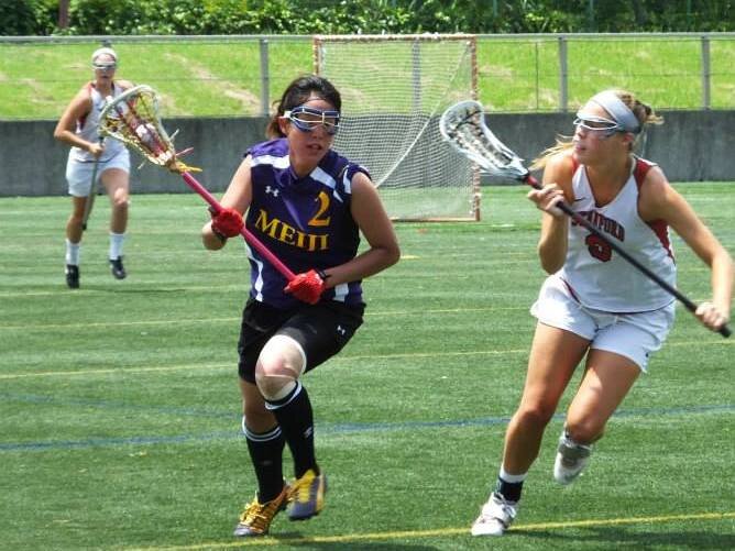 Zdjęcie przedstawia graczki Lacrosse na boisku