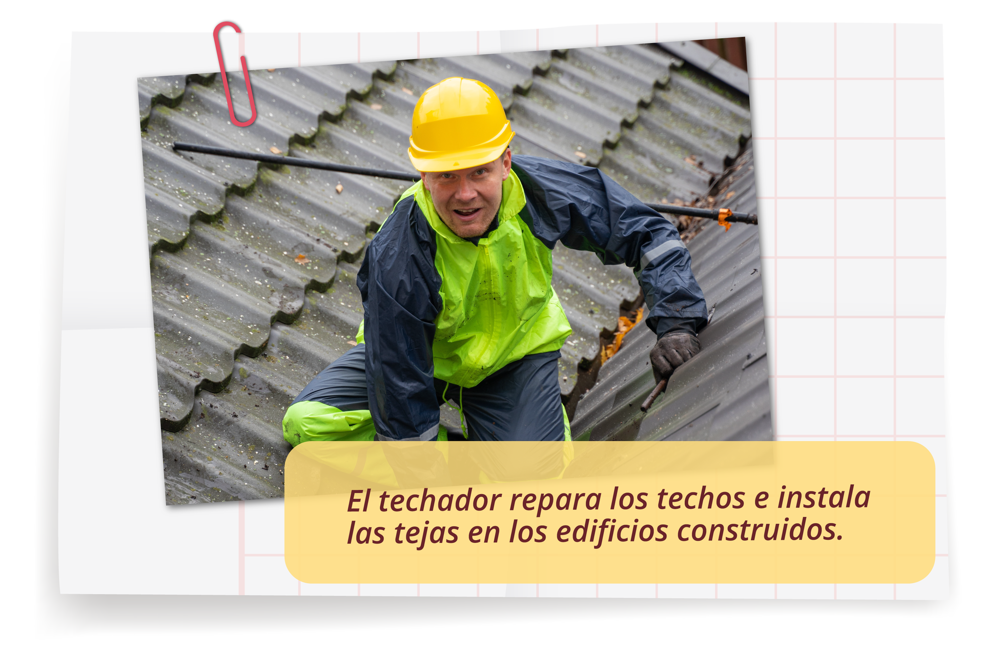 Zdjęcie przedstawia dekarza w żółtym kasku. Mężczyzna naprawia dach. Podpis zdjęcia: El techador repara los techos e instala las tejas en los edificios construidos.