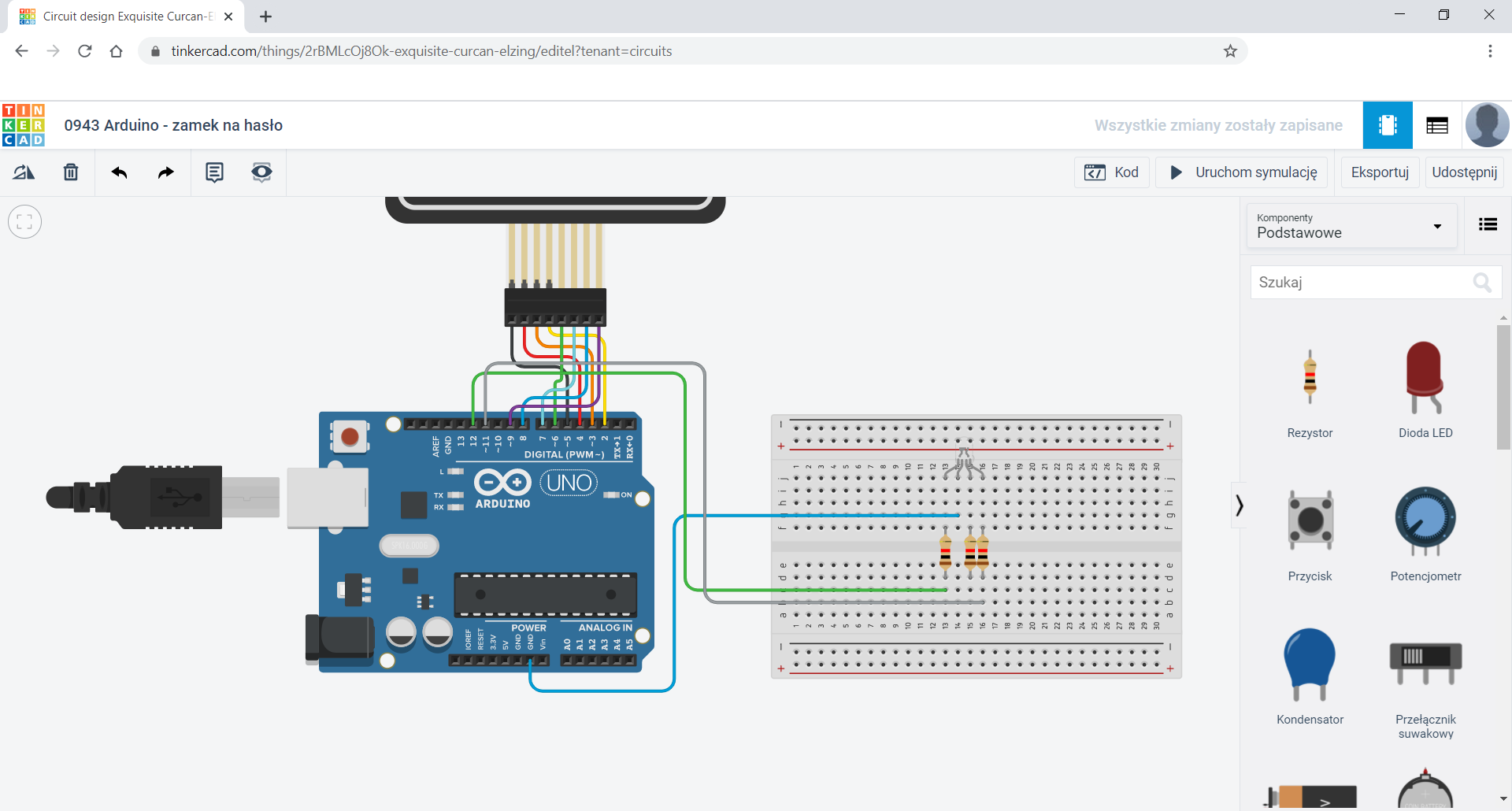 Na zrzucie ekranu widoczne jest środowisko Tinkercad. W oknie głównym znajduje się moduł Arduino UNO połączony z klawiaturą membranową.  Obok znajduje się płytka stykowa z diodą LED RGB z katodą połączoną z GND arduino oraz z rezystorami 1 kΩ. połączonych z każdą anodą diody.  Rezystor koloru czerwonego diody podpięty jest do Pinu D12 Arduino, koloru zielonego do pinu D11 Arduino. 
