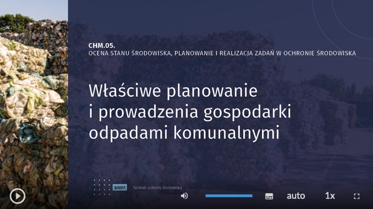Ilustracja przedstawia ekran startowy animacji. Zawiera numer lekcji, jej temat oraz tytuł filmu. U dołu po lewej stronie znajduje się ikona przedstawiająca trójkąt znajdujący się wewnątrz okręgu. Po prawej stronie mamy ikonę głośnika, wąski niebieski pasek ilustrujący poziom głośności, ikona karty z napisami, napis auto, napis 1 znak mnożenia, kwadratowa ramka.
