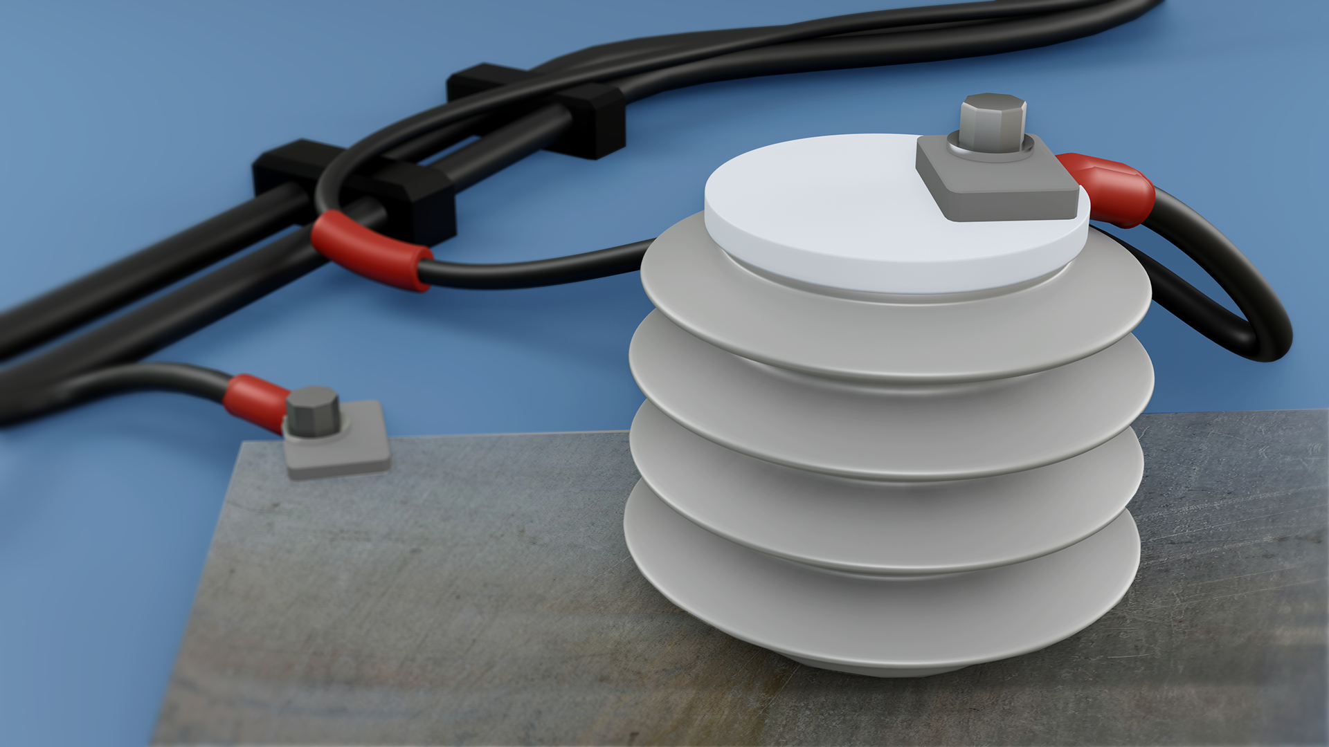 Grafika przedstawia odgromnik zaworowy. Ma on kształt żebrowanego walca. Na jego górnej podstawie znajduje się miejsce przyłączenia przewodu. Odgromnik ułożony jest na platformie, do której również podłączony jest przewód. 