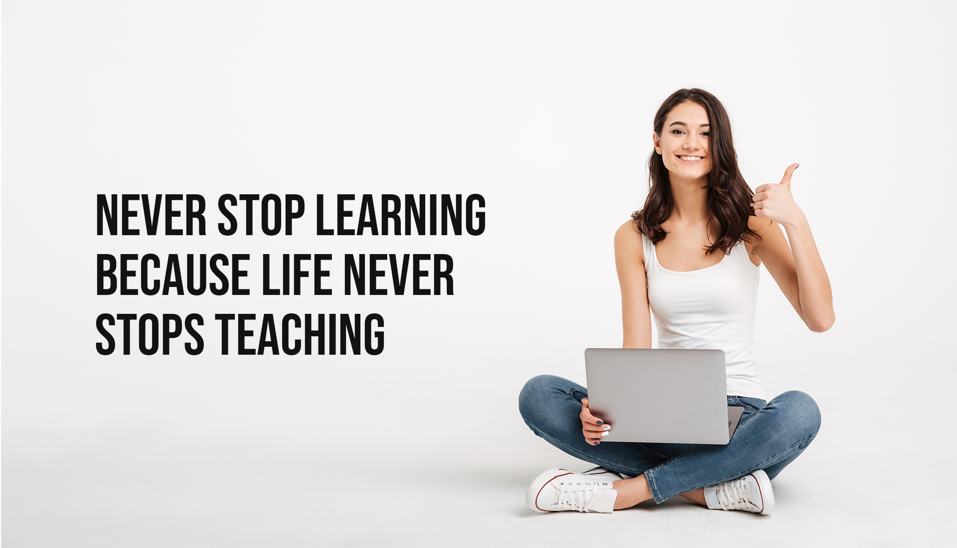 Grafika przedstawia młodą kobiet siedzącą po turecku na podłodze. Na nogach opiera otwarty laptop. Obok widoczny jest napis w języku angielskim: NEVER STOP LEARNING BECAUSE LIFE NEVER STOPS TEACHING. Transkrypcja nagrań znajduje się poniżej.