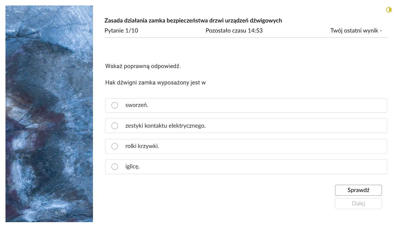 Grafika przedstawia przykładowe zadanie testowe. Ponad poleceniem widać numer pytania, czas, który pozostał na wypełnianie testu, oraz ostatni uzyskany wynik. Pod poleceniem znajdują się możliwe odpowiedzi. W prawym dolnym rogu panelu z zadaniem znajdują się dwa przyciski. Są to "Sprawdź" oraz "Dalej".