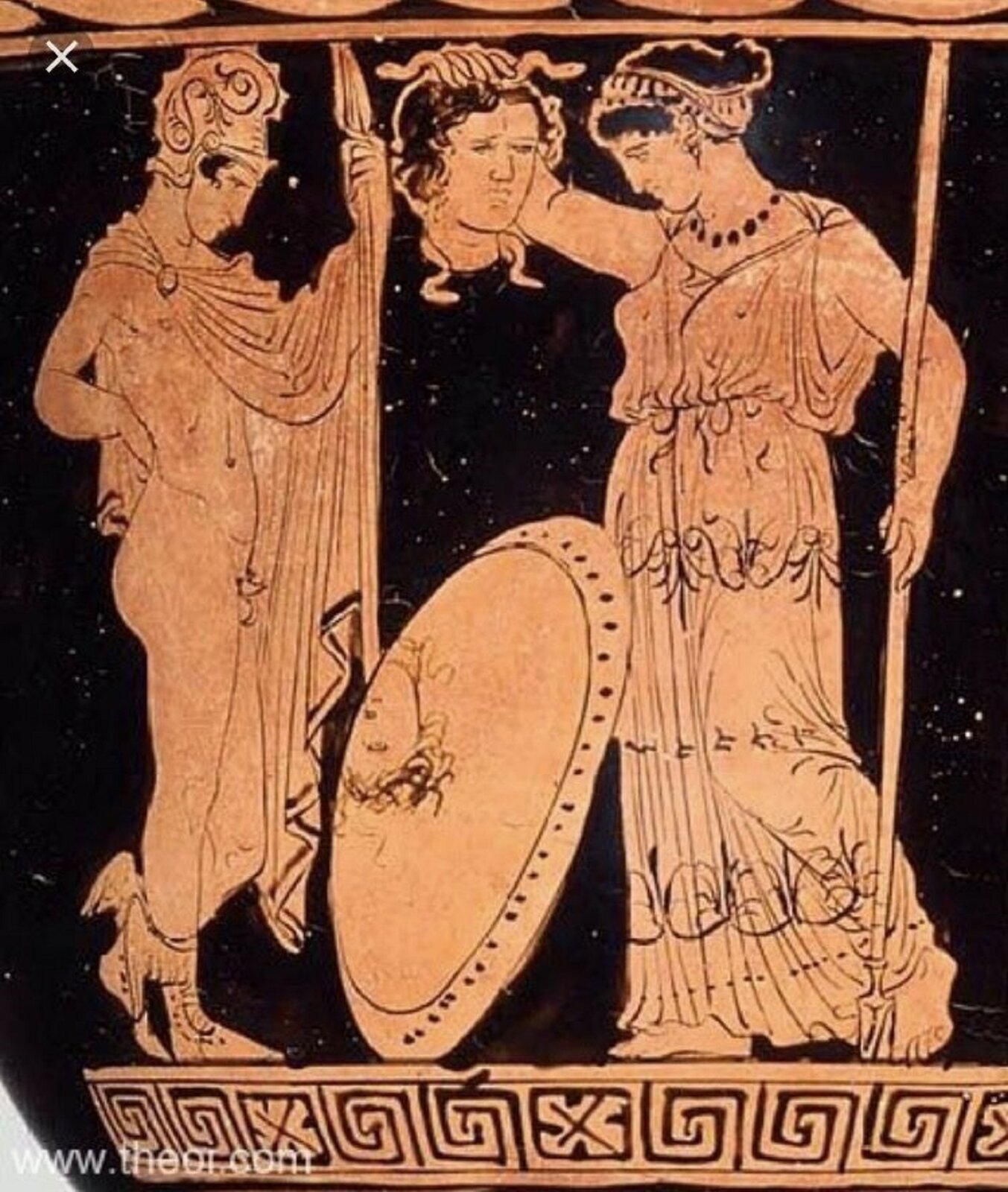 Fotografia nieznanego autora przedstawia malarstwo czerwono figurowe przedstawiające Perseusza, który przynosi głowę Meduzy Atenie. Perseusz został przedstawiony jako mężczyzna w średnim wieku, ubrany jest w hełm, oraz szatę okrywającą jego ciało. Atena to kobieta w średnim wieku, która ma czarne włosy spięte w kok, ubrana jest w długą suknię sięgającą ziemi. W jednej dłoni trzyma włócznię, a w drugiej głowę meduzy. Obok Ateny stoi jej tarcza, w której odbija się głowa meduzy. 