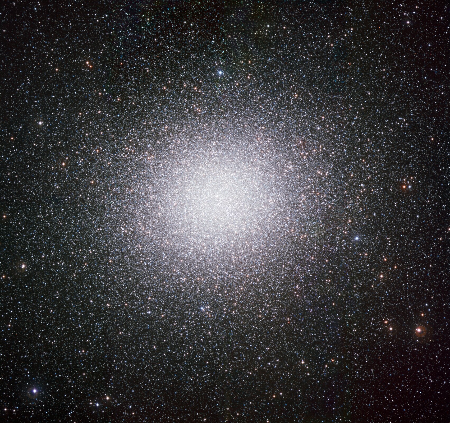 Grafika przedstawia gromadę gwiazd w gwiazdozbiorze Centaura. Tło czarne. Na grafice widoczne mnóstwo białych, jasnożółtych, jasnopomarańczowych i jasnobłękitnych drobnych punktów. Wypełniają całą grafikę. Na środku ogromne skupiska punktów, które często nachodzą na siebie, tworząc duży, jasny punkt.
