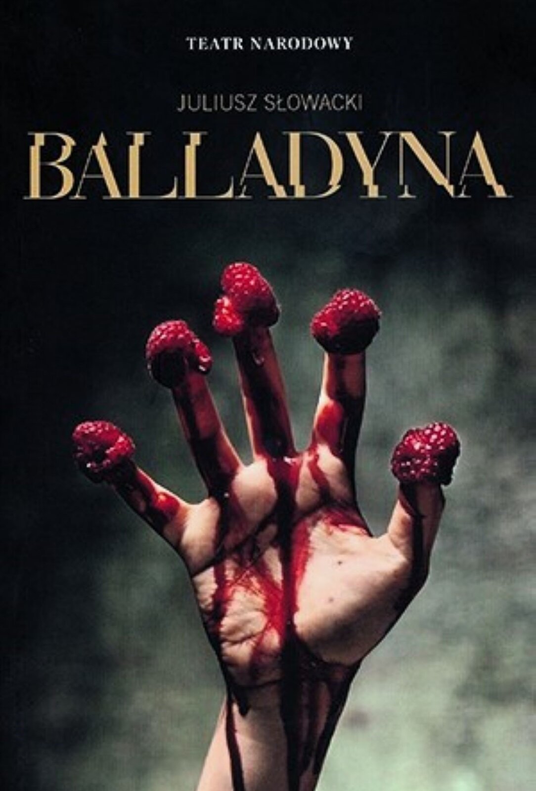 Ilustracja przedstawia plakat teatralny, w którym wykorzystano fotografię ręki. Na końcach palców umieszczone zostały owoce malin, po dłoni cieknie krew. Plakat oddaje atmosferę sztuki Juliusza Słowackiego "Balladyna". Na górze plakatu jest napis "Teatr Narodowy, Juliusz Słowacki, Balladyna" , litery w tytule są zdeformowane przesunięciem.