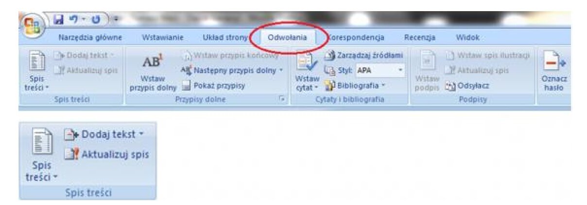 Ilustracja przedstawiająca górną część programu Microsoft Word.Na górze znajdują się karty. Poniżej znajduje się pasek z narzędziami podzielony na następujące grupy: Spis treści, Przypisy dolne, Cytaty i bibliografia oraz Podpisy. Wybrano kartę Odwołania. W lewym dolnym rogu ilustracji znajduje się grupa Spis treści. Po lewej stronie grupy przycisk Spis treści. Obok opcje: Dodaj tekst oraz Aktualizuj spis. 