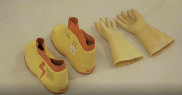 Ilustracja przedstawia gumowe rękawice oraz buty ochronne.