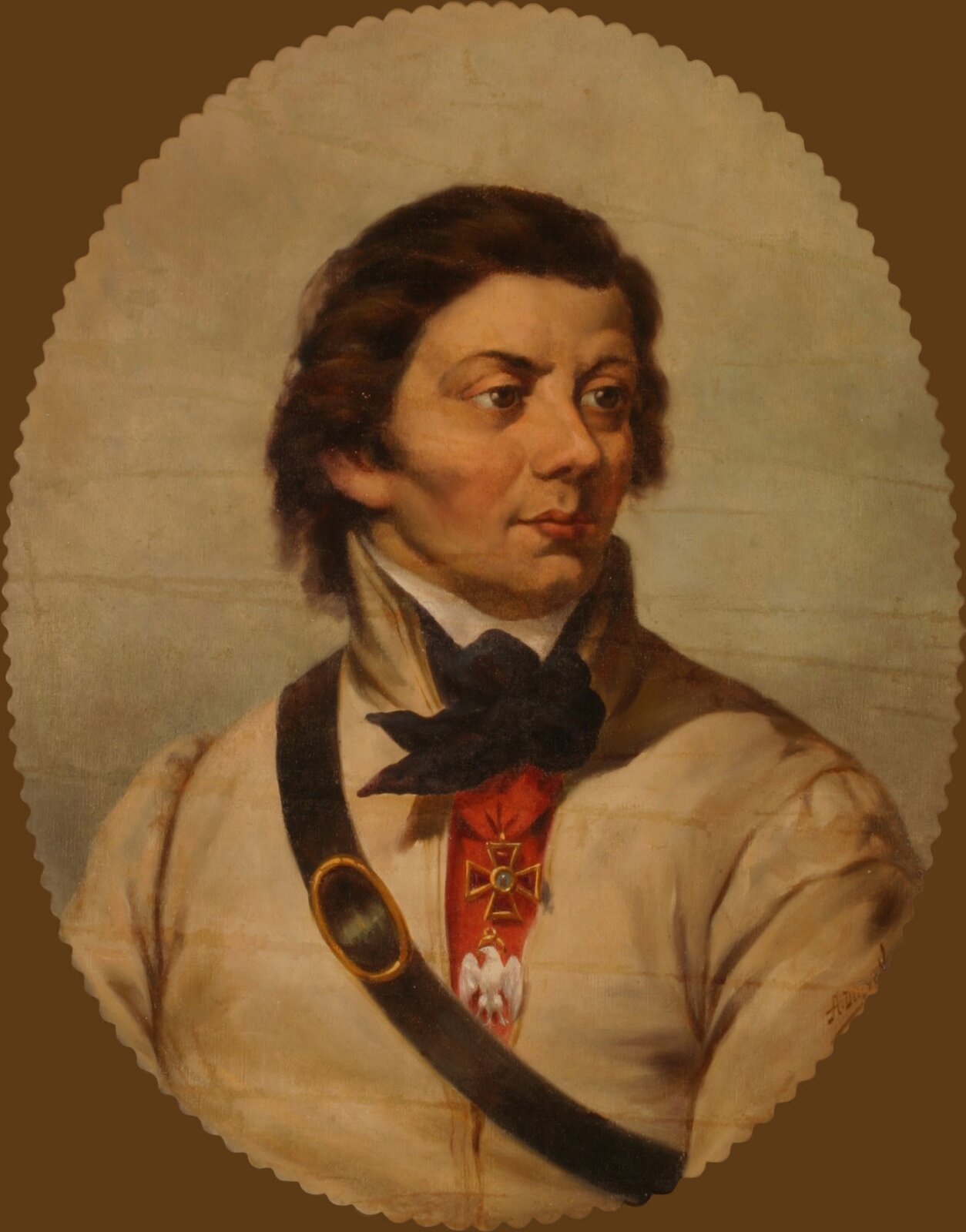 Portret Tadeusza Kościuszki w średnim wieku. Ma włosy zaczesane do tyłu. Ubrany jest we frak z wysokim kołnierzem, z chustą przy szyi. Na piersi ma przypięte ordery: Order Cyncynata i Order Virtuti Militari.