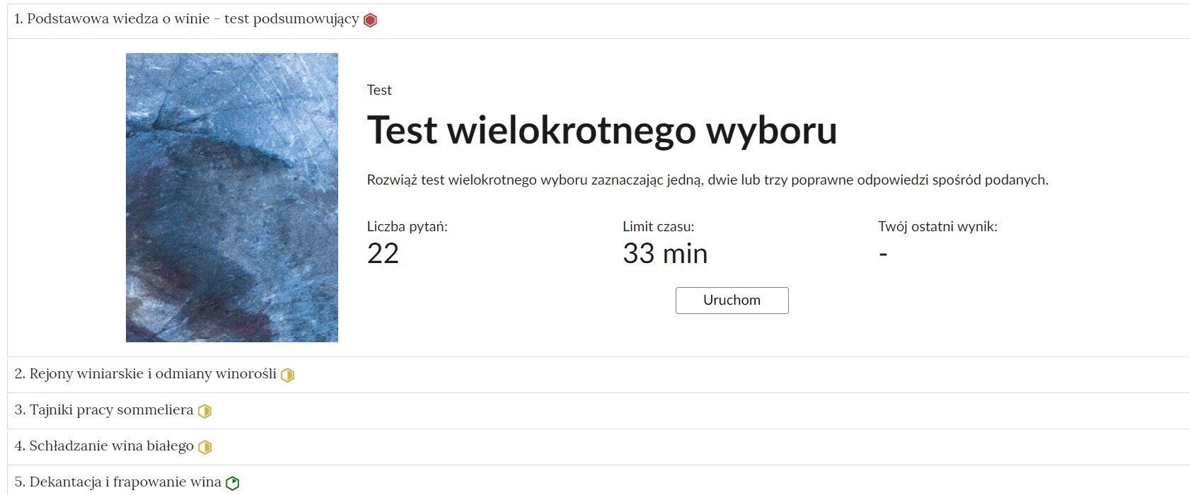 Grafika przedstawia widok pojedynczego zadania z interaktywnego materiału sprawdzającego, na prawo od nazwy zadania widnieje ikonka informująca o poziomie trudności zadania.