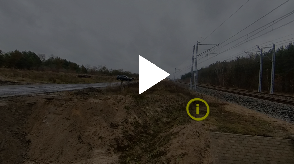 Przykładowy ekran startowy wycieczki. W tle widoczne jest ciemne zdjęcie. Na pierwszym planie na środku zdjęcia znajduje się biały trójkąt równoramienny z wierzchołkiem skierowanym w prawo.