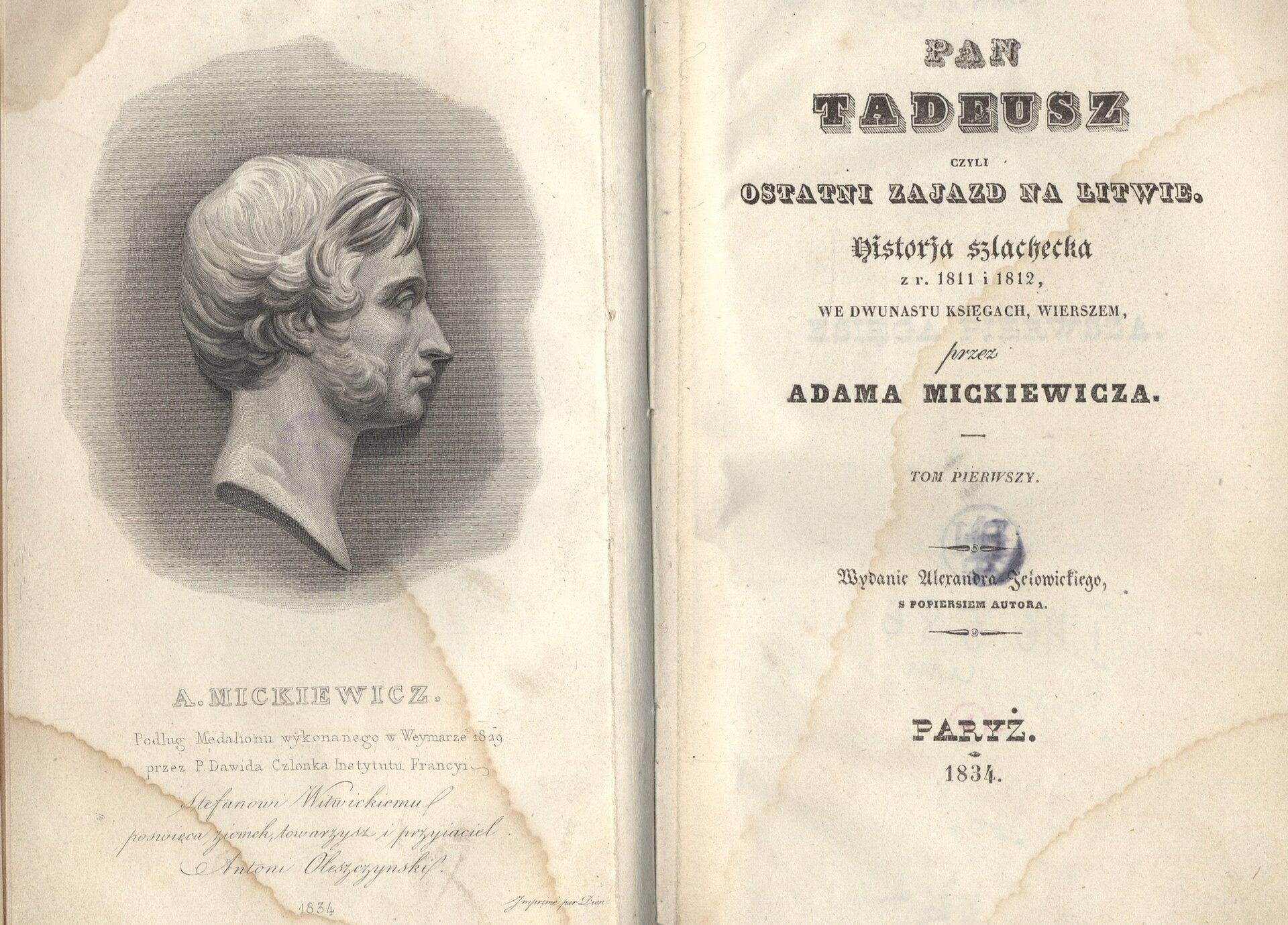 Zdjęcie przedstawia skan pierwszej strony pierwodruku "Pana Tadeusza" Adama Mickiewicza. Strony są pożółkłe. Na lewej stronie książki znajduje się rycina przedstawiająca Adama Mickiewicza. Pisarz został ukazany z prawego profilu. Pod ryciną znajduje się podpis "Adam Mickiewicz" oraz napis: "Podług medalionu wykonanego w Weimarze [czyt. waimarze] 1829 przez P. Dawida, Członka Instytutu Francyi". Pod opisem znajduje się dedykacja, zapisana ozdobną czcionką: "Stefanowi Witwickiemu poświęca ziomek, towarzysz i przyjaciel, Antoni Oleszczyński". Pod dedykacją znajduje się data: 1834. Po prawej stronie książki znajduje się opis: "Pan Tadeusz czyli ostatni zajazd na Litwie. Historia szlachecka z roku 1811 i 1812, we dwunastu księgach, wierszem, przez Adama Mickiewicza. Tom pierwszy. Wydanie Werandra Jeiomickiego z popiersiem autora. Paryż, 1834". Napisy na stronie wykonane są różnymi ozdobnymi czcionkami.