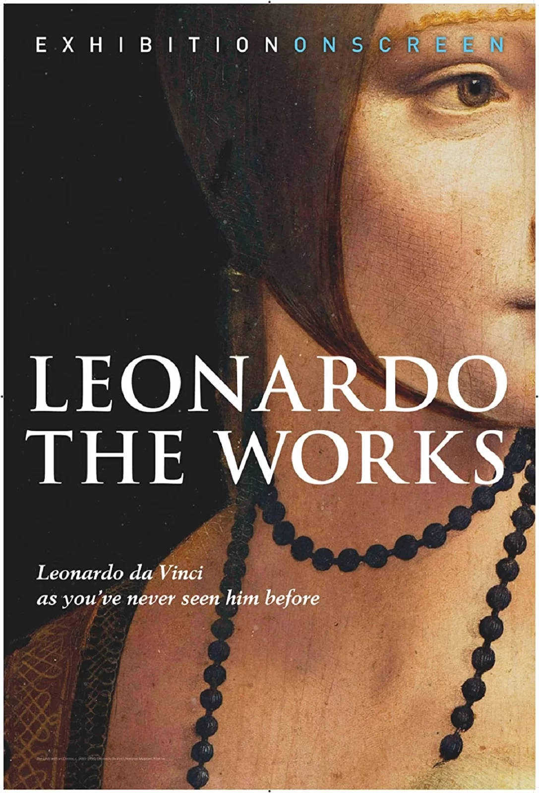 Ilustracja przedstawia plakat promujący film pod tytułem: „Leonardo Dzieła wszystkie”. Na pierwszym planie umieszczono postać ikoniczną, i nierozerwalnie kojarzącą się z Da Vincim – słynną damę z dzieła „Dama z gronostajem”. Na plakacie znajduje się tekst:   EXHIBITION ON SCREEN (w wolnym tłumaczeniu: WYSTAWA NA EKRANIE). Poniżej tekst: LEONARDO THE WORKS (w wolnym tłumaczeniu: LEONARDO DZIEŁA) oraz Leonardo da Vinci  as you’ve never seen him before. (w wolnym tłumaczeniu: Leonardo da Vinci jakiego nigdy dotąd nie widziałeś)