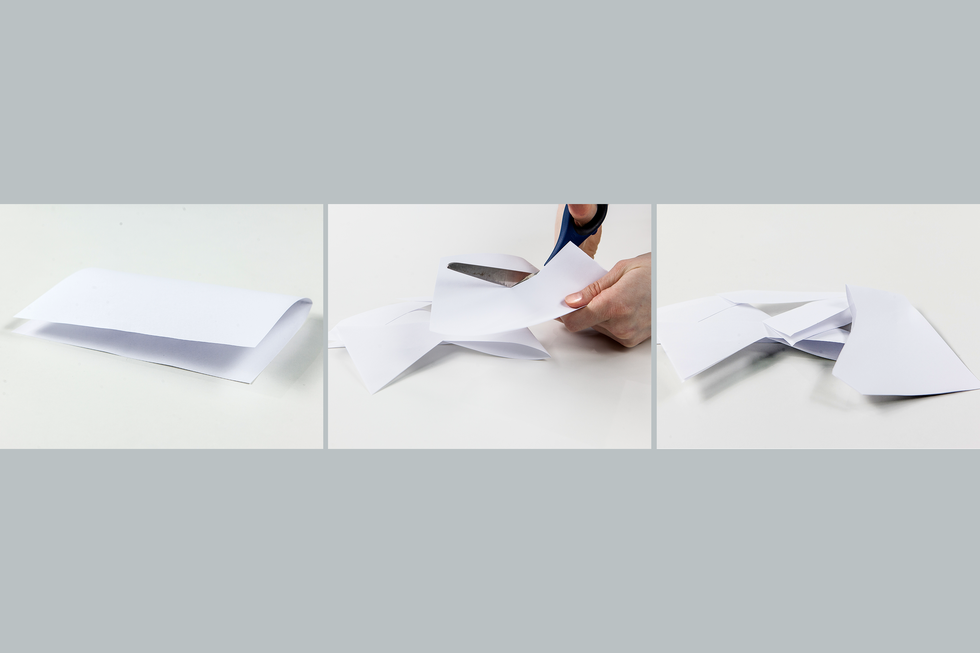 Grafika przedstawia trzy ilustracje, pokazujące kolejno: zgiętą na pół kartkę A4, obcinanie kartki oraz sposób j jej złożenia.