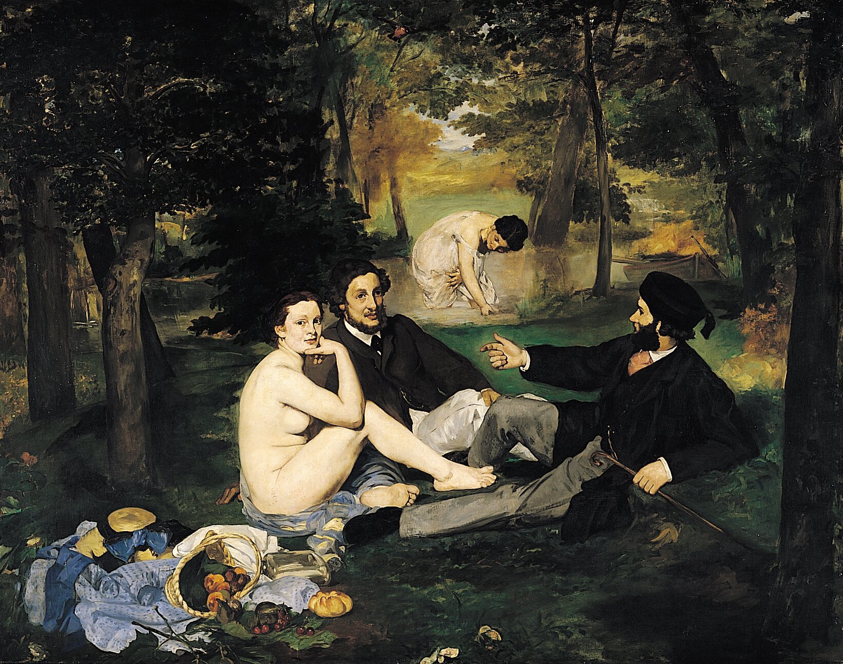 Ilustracja przedstawia obraz. Na kocu na trawie siedzi dwóch mężczyzn w czarnych płaszczach i ciemnych włosach oraz naga kobieta. Podpiera ona brodę ręką opierając ją o zgięte kolano. Przed nimi leży rozrzucone śniadanie. W tle mężczyzna klęczy na kolanach i szuka czegoś w trawie. Wokół są drzewa.
