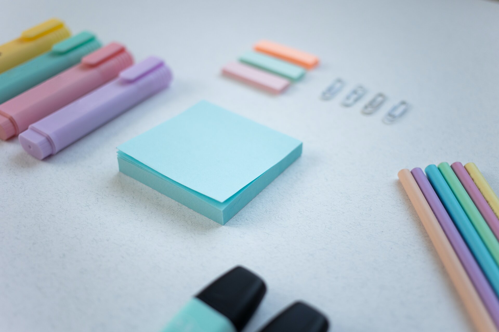 Ilustracja przedstawia karteczki samoprzylepne oraz flamastry i kredki.